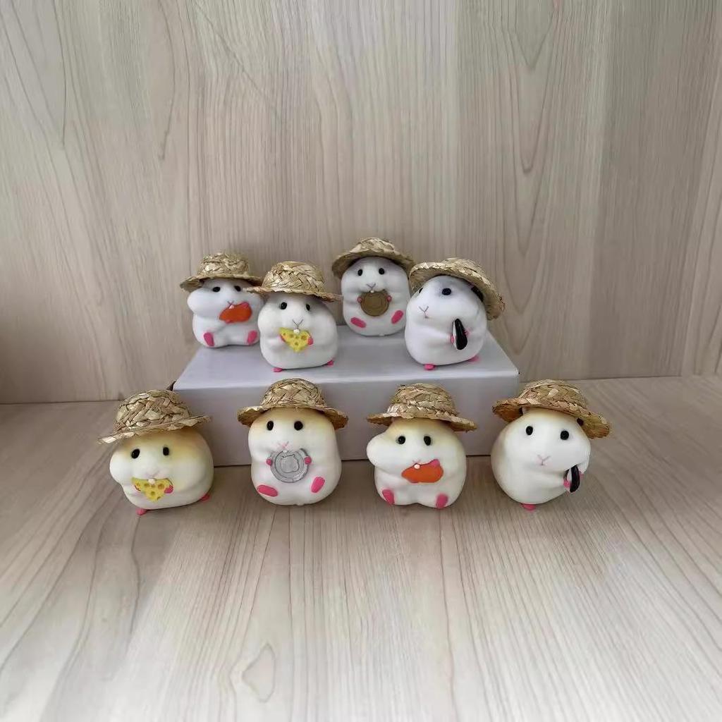 Peluche Criceto Scatola Cieca - Carino Ornamento per Auto con Cappello di Paglia