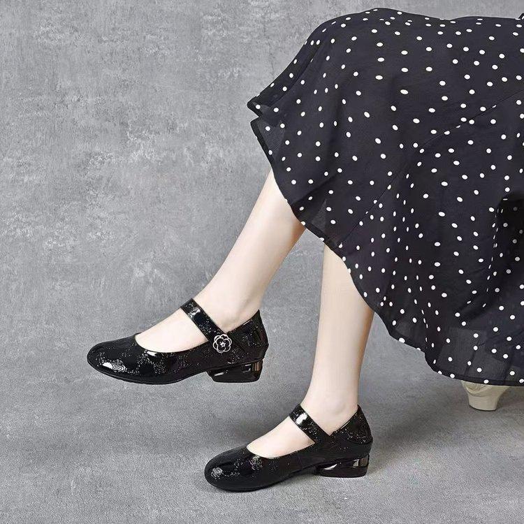 Soft leather Velcro single shoes 2025 autumn new patent leather glossy Mary Jane shoes round head flat bottom soft sole small leather shoes