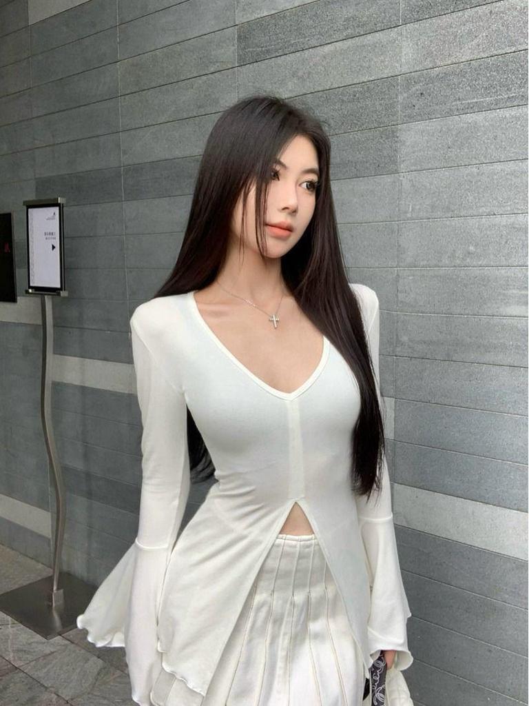 American Retro V-neck Flare Sleeve Spicy Girl T-shirt - Women's Autumn Slimming Black Long Sleeve Top.