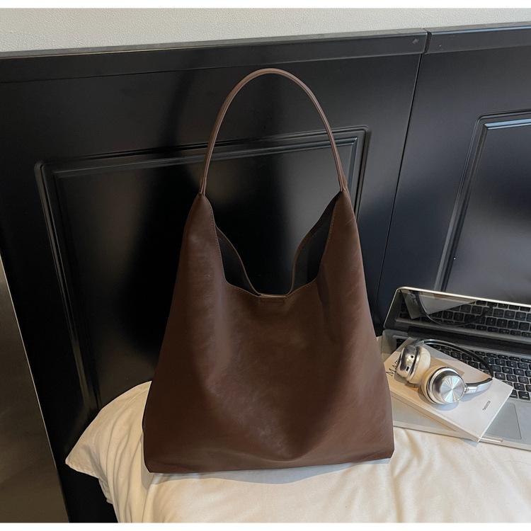 

Large capacity bag women s 2025 new commuter shoulder tote retro lazy wind underarm mother and child bag темно-коричневого кольору