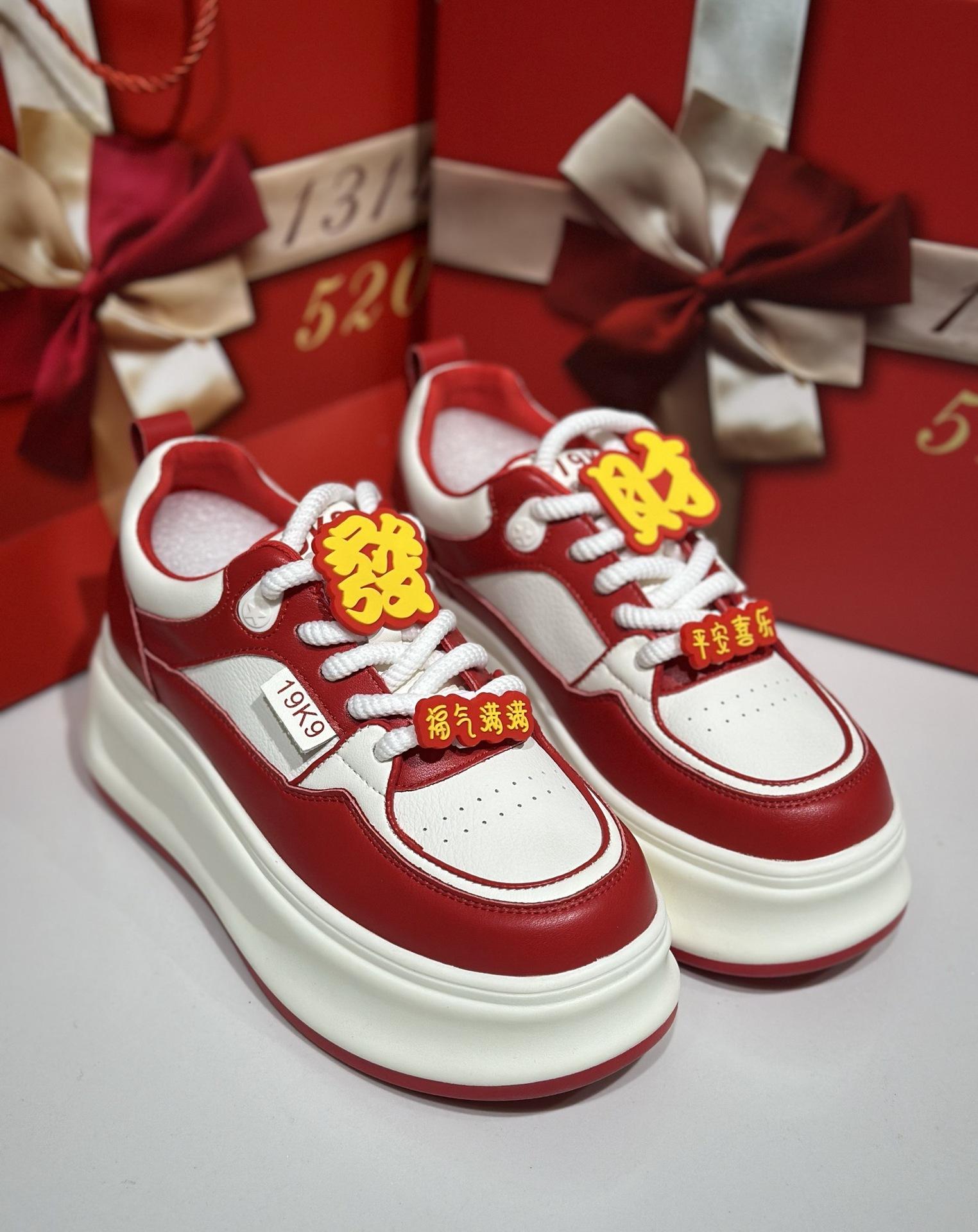 

Ханьфу красные свадебные туфли Сюхэ 2025 новые Туфли на удачу на Новый год платформа увеличение внутренней высоты 7 см кожаные повседневные кеды 34