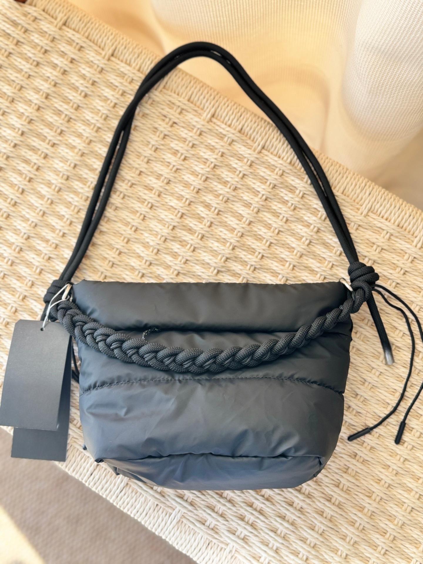 

Tot Cloud Bucket Bag Commuter Messenger Handbag Bag Large Capacity Waterproof Small Batch Processing 21*12*20 чорний
