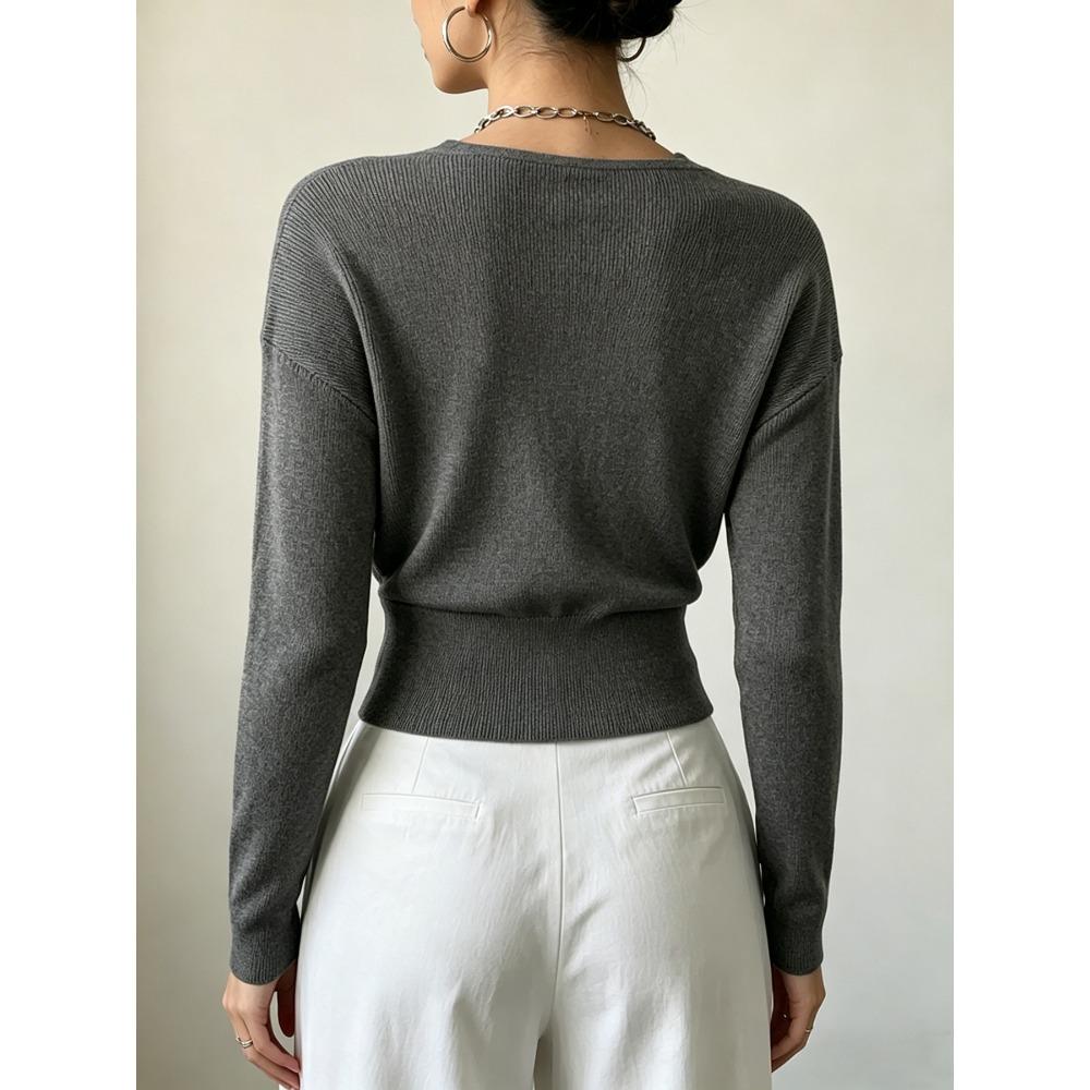 Maglione da donna a maniche lunghe in maglia tinta unita, elegante, scollo a V incrociato, aderente in vita, valorizza la figura, minimalista, camicetta