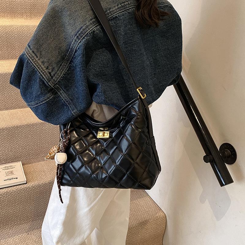 Fashion Niche Texture Underarm Bag Commuter Women's Bag 2025 New Diamond Chain Bag Simple and Versatile Messenger Bag
