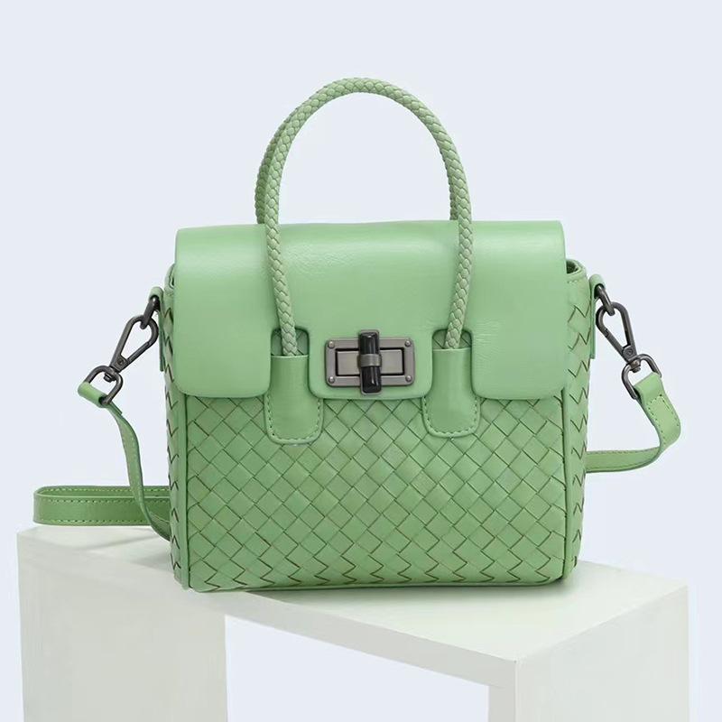 Geantă din piele de oaie 2025, nouă geantă de mână țesătă manual, cu senzație de înaltă culoare, culoare contrastantă, cu un singur umăr.