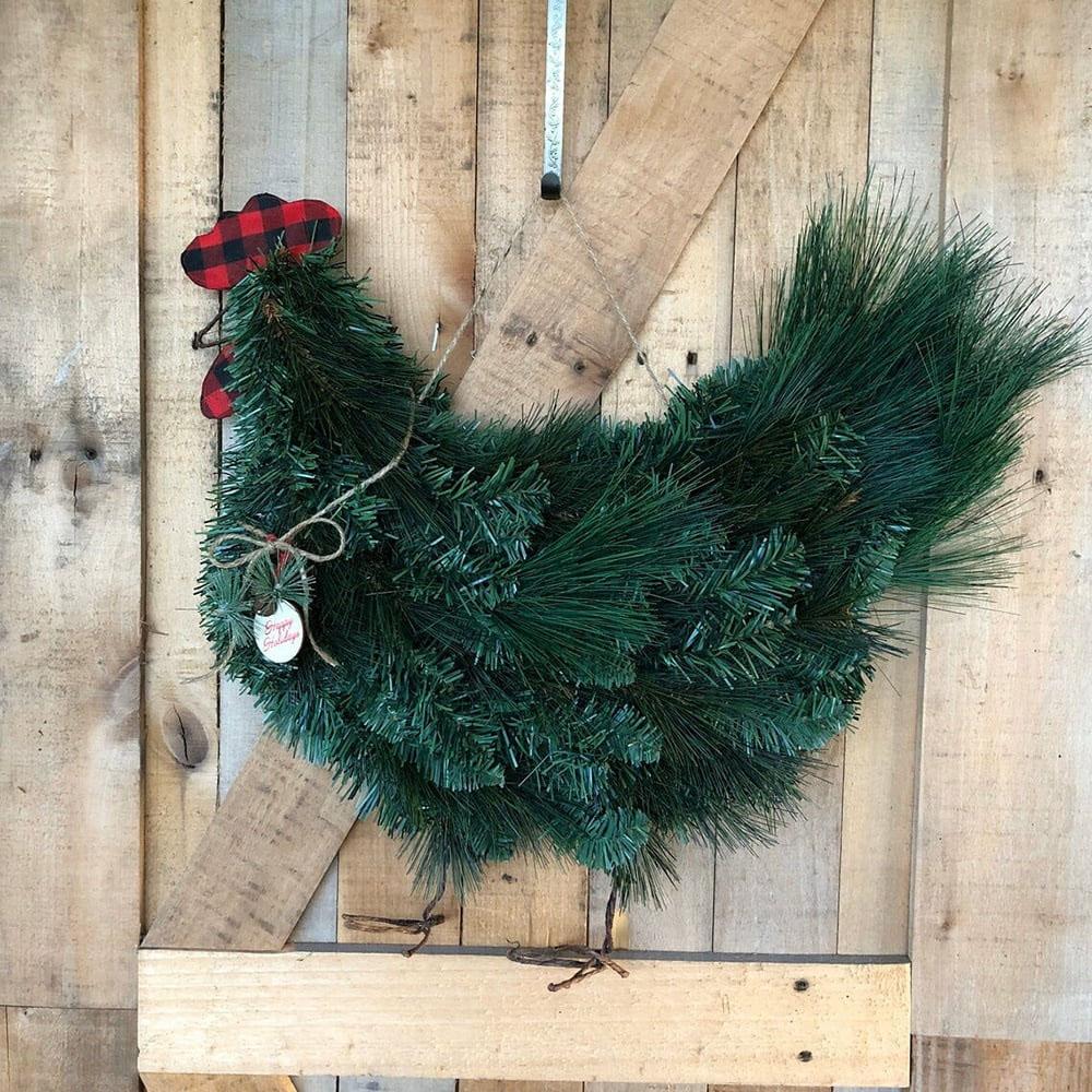 

Festive-Cluck Christmas Chicken Wreath Farmhouse Door Decoration with Artificial Green Pine Branches, Vibrant Red Felt, 30x20cm