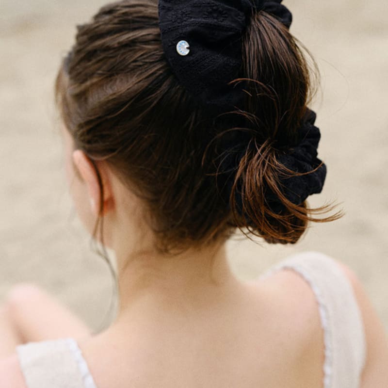 ANDNEEDS Punching scrunchie (black)
