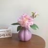 Lila Pfingstrose Künstliche Blume in Hochwertiger Keramikvase für Luxuriöses Wohnzimmer oder Nachttischdekoration.