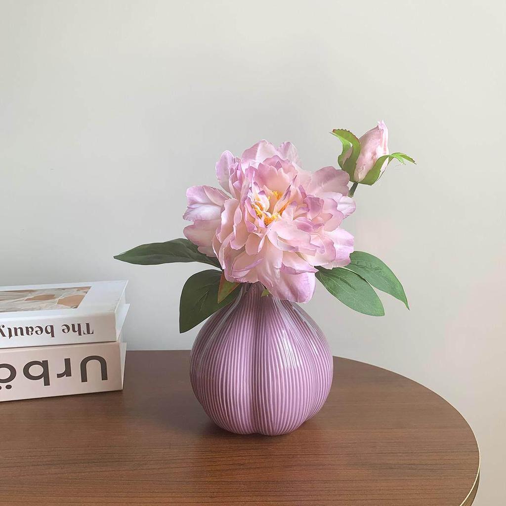 Lila Pfingstrose Künstliche Blume in Hochwertiger Keramikvase für Luxuriöses Wohnzimmer oder Nachttischdekoration.
