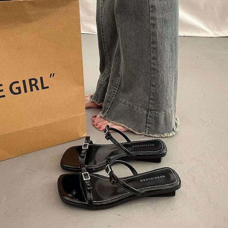 Französisch schönes Temperament coole Hausschuhe Damen Sommer High Sense Außentragen Mode 2025 neue Ausgehen flache silberne Hausschuhe