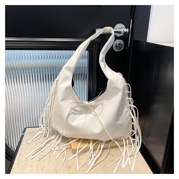 Retro bag women's large-capacity new autumn and winter niche shoulder underarm bag fringed tote bag