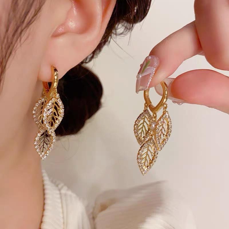 Exquisite Celebrity Style Atmospheric Zircon Leaf Fringed Ear Buckle Niche Design Sense Fashionable Versatile Earrings Light Luxury Earrings
