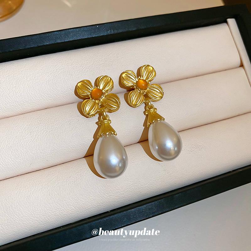 Silver needle flower water drop pearl stud earrings French retro temperament personalized versatile earrings light luxury niche earrings