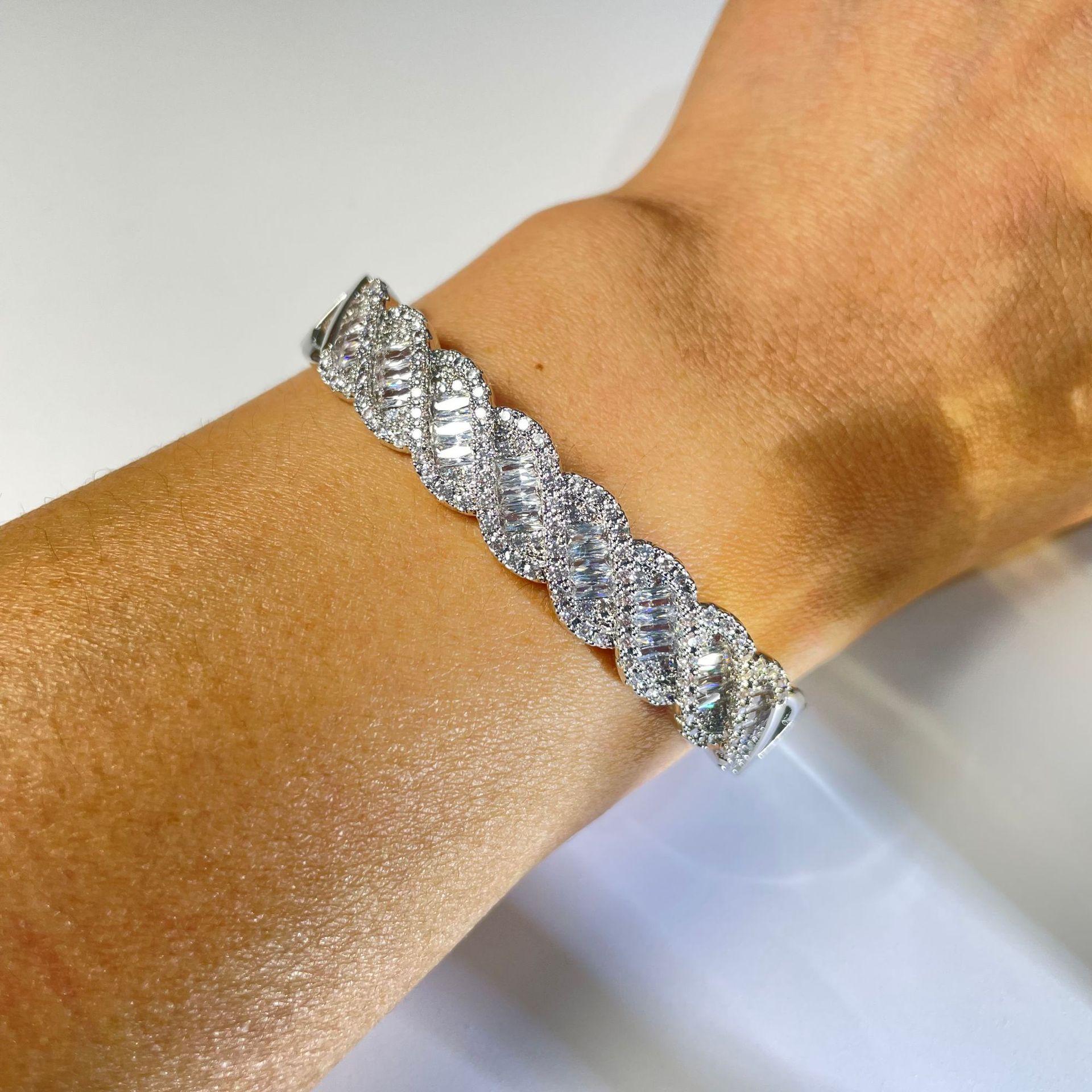 European and American Style Twist Bracelet for Girls, High-end Light Luxury Bracelet 17CM