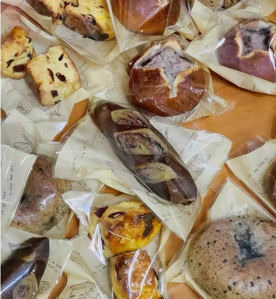 Transparent Self-Adhesive Bags for Bread, Donuts, Bagels & More - Disposable & Ideal for Food Storage