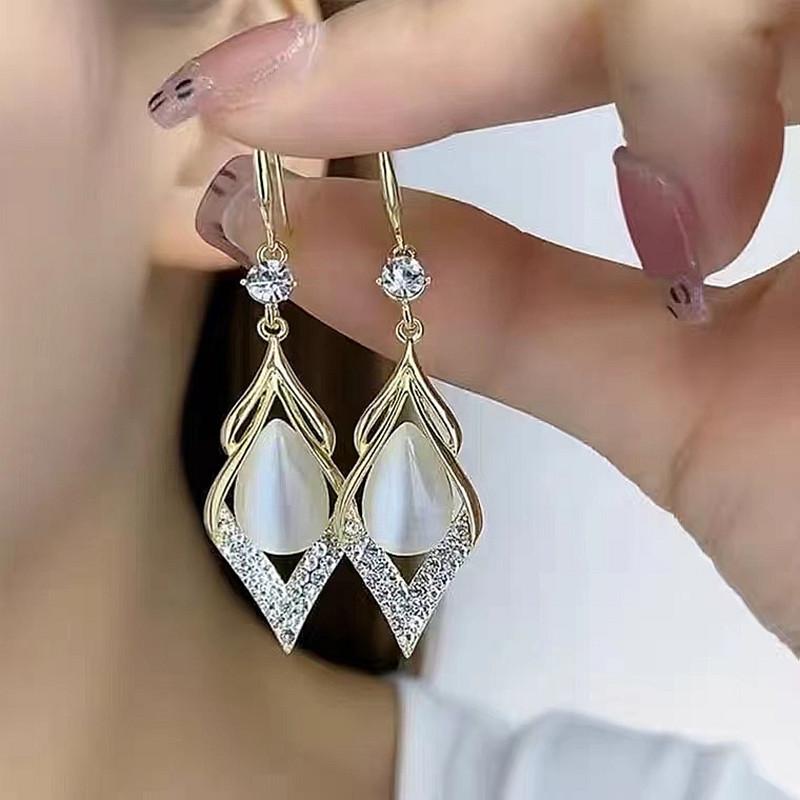 Japanese and Korean geometric opal earrings women s elegant atmospheric rhombus earrings versatile ear jewelry белый