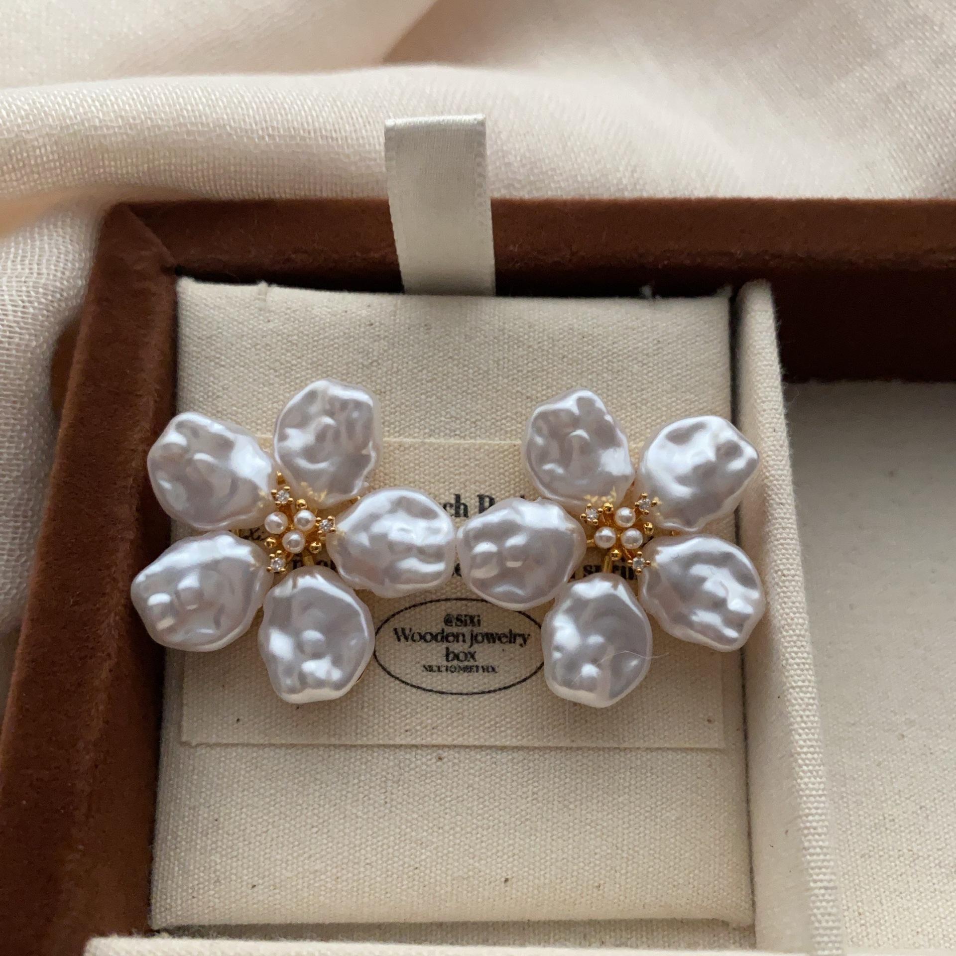 Pearl Flower Stud Earrings Retro Elegant Light Luxury Exquisite Romantic Atmosphere Niche Design Exquisite Art Versatile