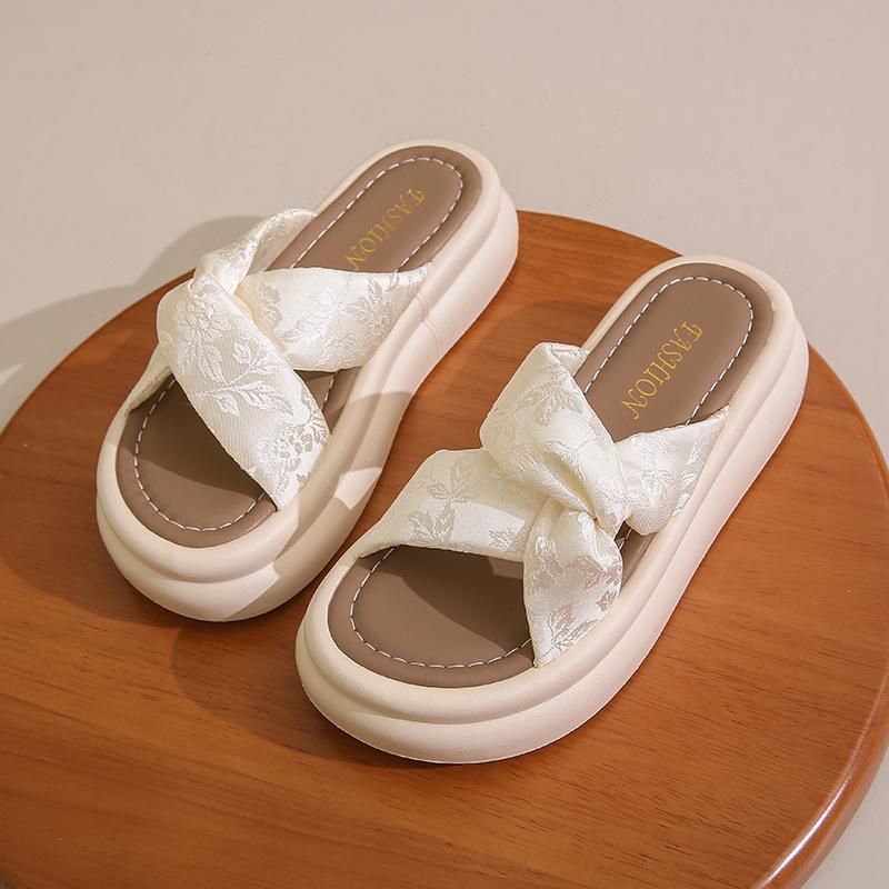 Auf Scheiße treten, Gefühl dicksohlige coole Hausschuhe Damen Oberbekleidung Sommer 2025 neu chinesischer Stil mit Rock Ein-Wort-Slipper Schwangere Sandalen