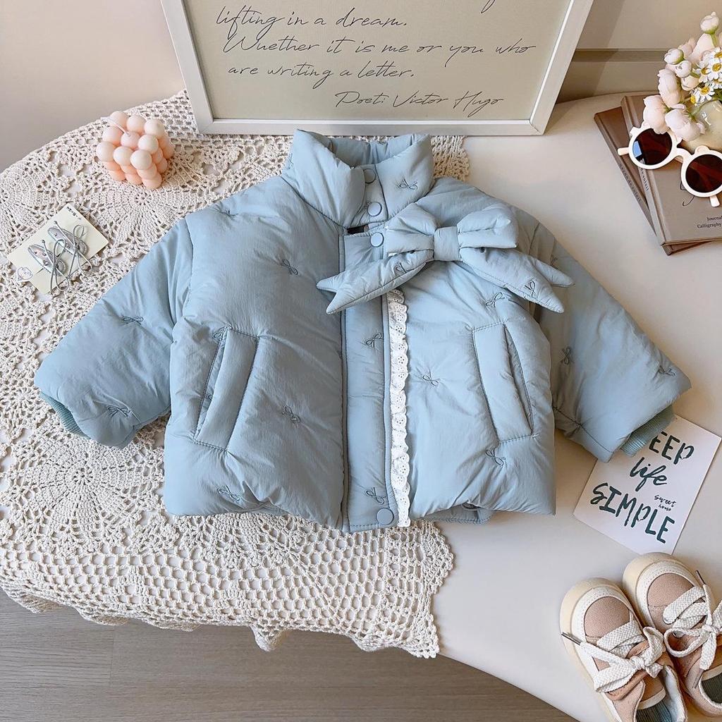 Wintermantel für Mädchen mit Schleife: Stilvolle, warme Baumwolljacke mit langen Ärmeln und Spitzenbesatz