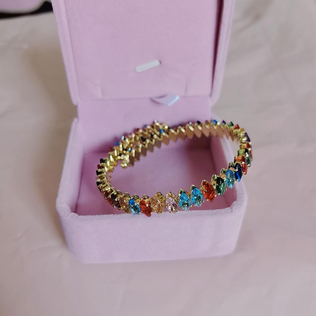 Elegant Zircon Bracelet for Women - Luxurious, Exquisite, Crystal Design Bangle with a Sophisticated Touch.