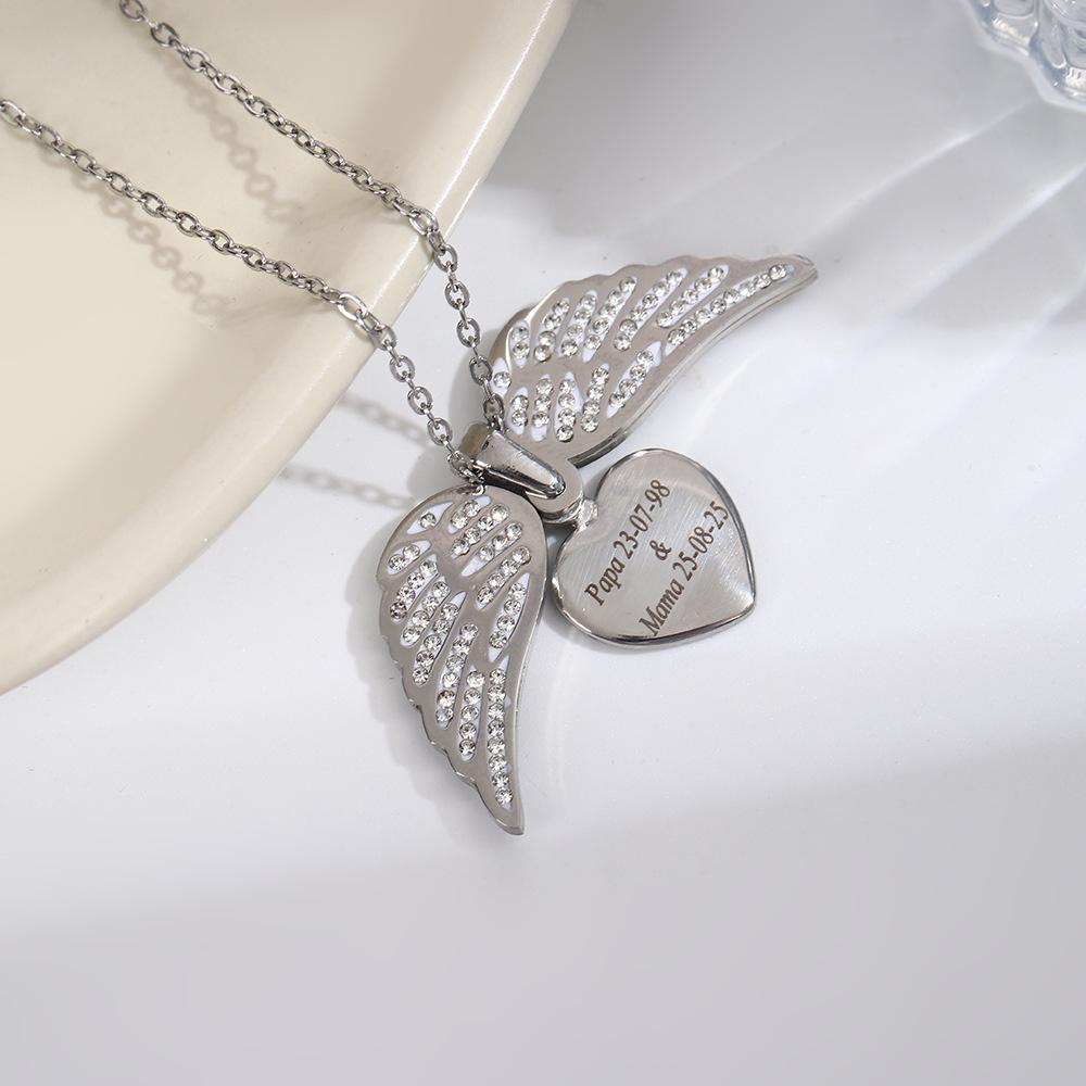 Kazılabilir Kalp Şeklinde Tasarım ve Melek Kanadı Aksanlarına Sahip Titanyum Çelik Kolye