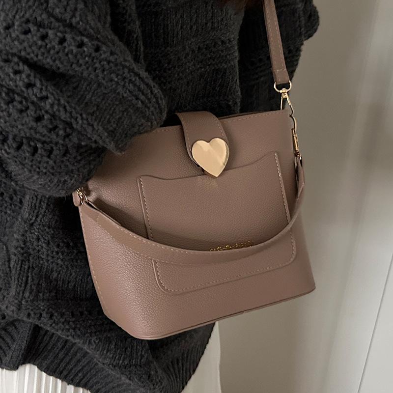 

2025 autumn new live broadcast popular bucket fashion niche hand carry one shoulder underarm oblique span women s bag хаки