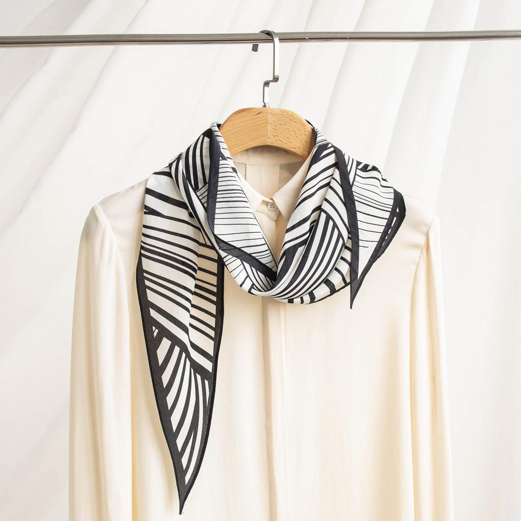 2025 Elegant Mulberry Silk Double Crepe Shawl: Fashionable and Warm Dual-Use Snood for Women