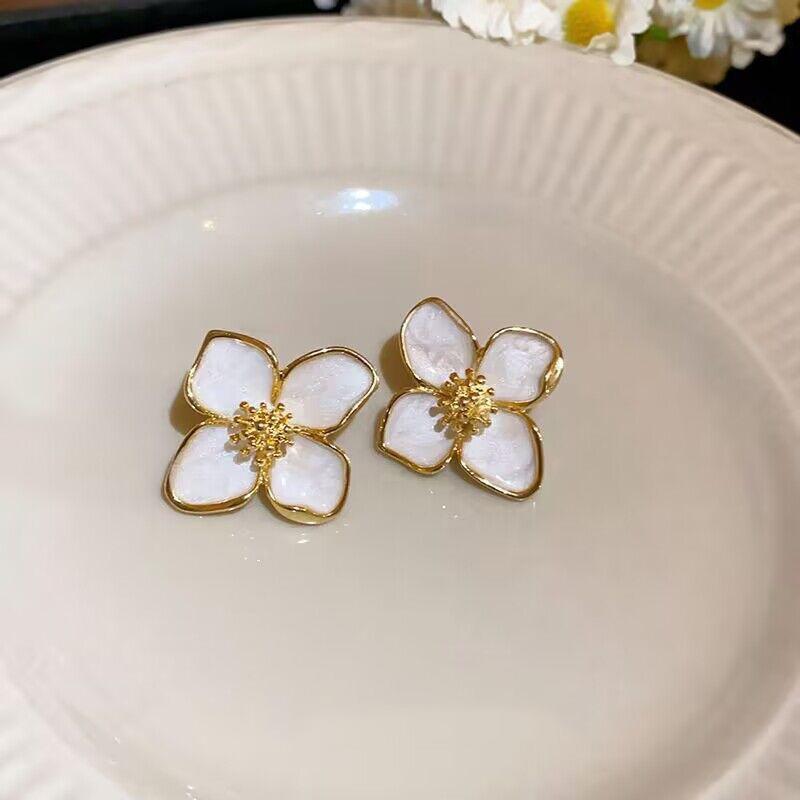 Fashion Korean Women Retro White Flower Earrings Sweet Metal Delicate Stud Earrings for Female Zircon Party Jewelry Accessories