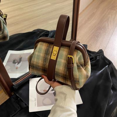 Retro wollene tragbare kleine Tasche Damen neue kontrastfarbige gestreifte kleine quadratische Tasche modische hochwertige strukturierte Schultertasche