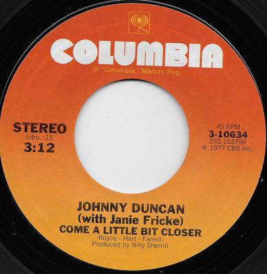 7 inch plaat JOHNNY DUNCAN, JANIE FRICKE - Come A Little Bit Closer 310634 Columbia 1977 VS Folk Gebruikt