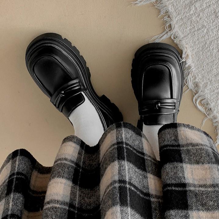 Fekete brit stílusú retro sokoldalú szoknyával platform kis bőr cipő női 2025 új tavaszi és őszi egypedálos mokaszinok