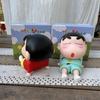 Crayon Shin-Chan Figürleri Telefon Tutucu Kawaii Anime Masaüstü Süsleri Çizgi Film TV İzleme Telefon Desteği Sevimli Bebekler Dekorasyonları