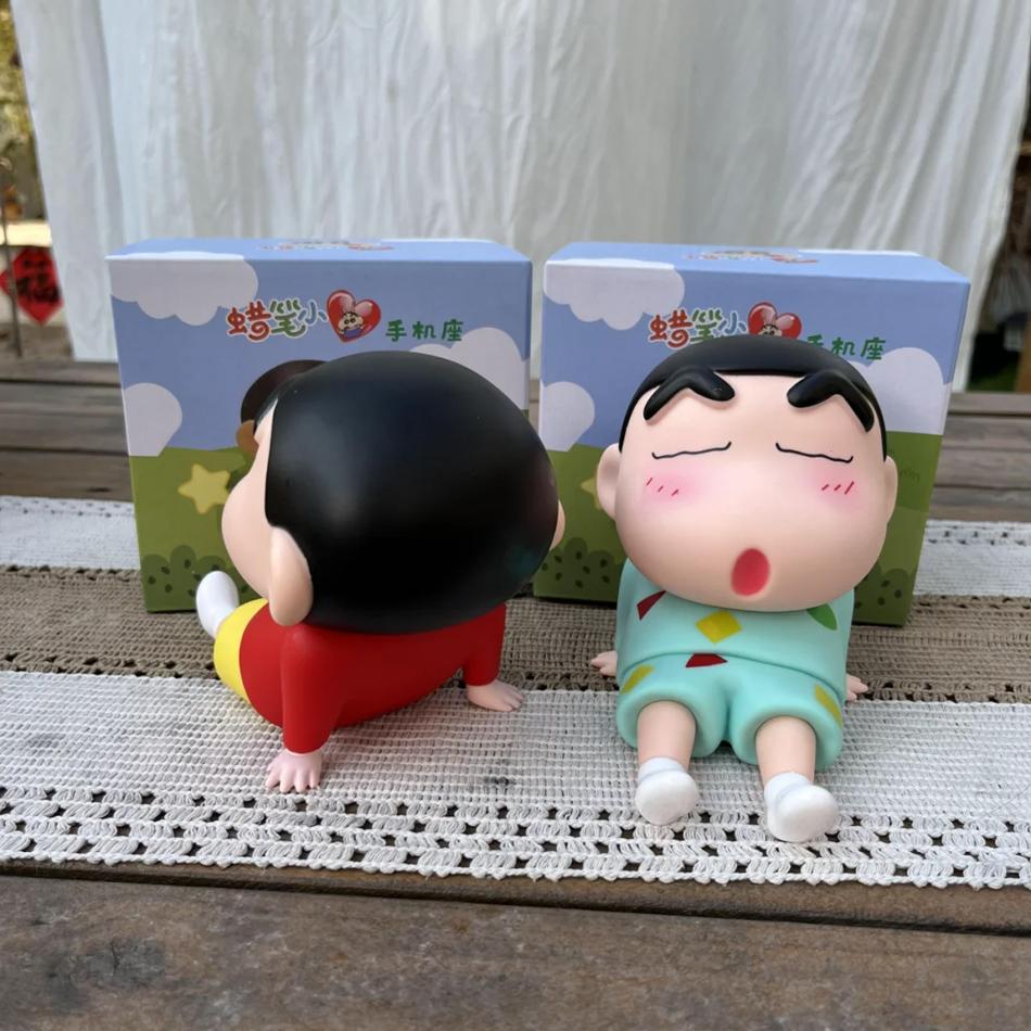 Crayon Shin-Chan Figürleri Telefon Tutucu Kawaii Anime Masaüstü Süsleri Çizgi Film TV İzleme Telefon Desteği Sevimli Bebekler Dekorasyonları