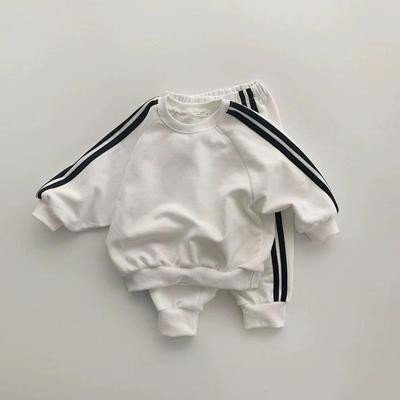 Unisex Baby Sweatshirt und Hose Set im koreanischen Stil - Einfarbig mit Bandstreifen-Patchwork für Herbst und Frühling.