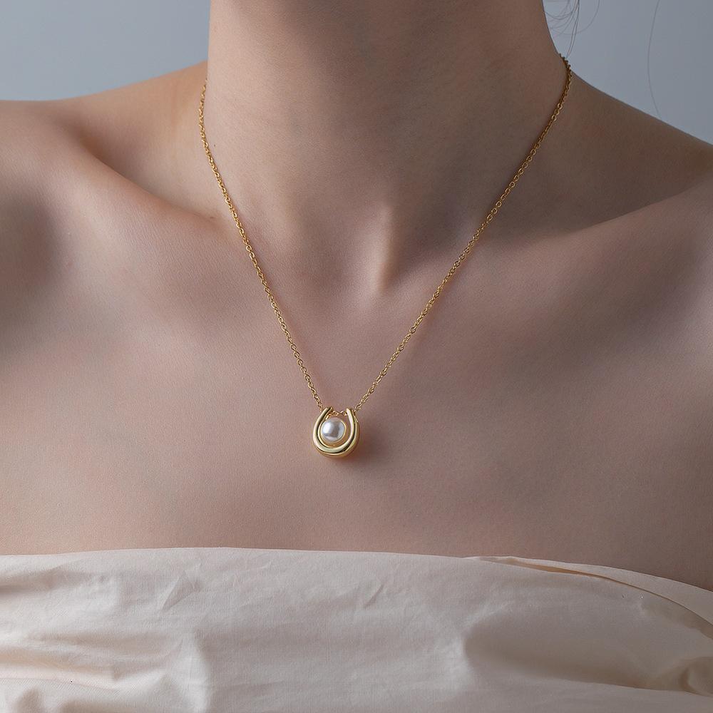 18K Gold-Plated Pearl Pendant Necklace – Elegant U-Shaped Clavicle Chain In Titanium Steel Design for Women