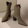 Fashion Suede Low Heel Ankle Boots Chunky Western Cowboy Boots for Ladies Wrinkles Pointed Retro Knights Short Boot Chelsea Boots