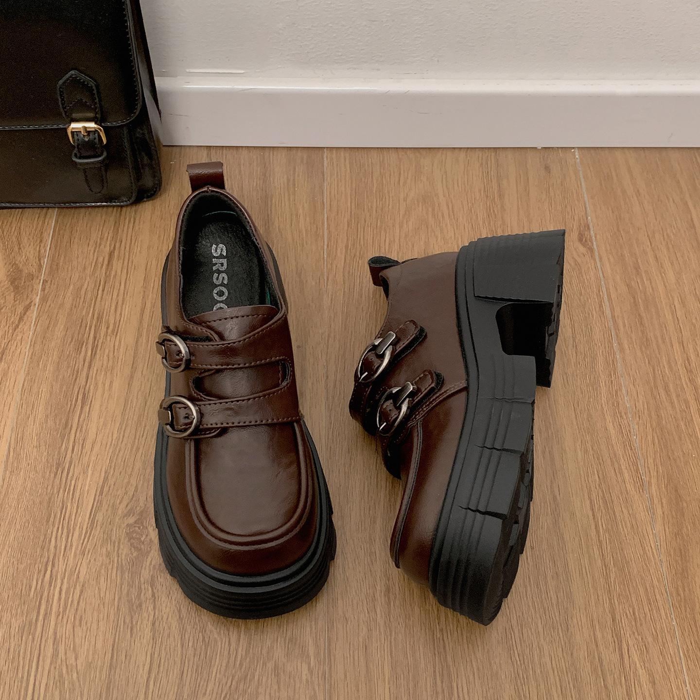 

Туфли на платформе в стиле черного британского кэжуала для фанаток Queen, с толстым каблуком, из маленькой кожи, женские, 2025, новая осенняя коллекция, туфли для любви к юбкам 40 коричневый