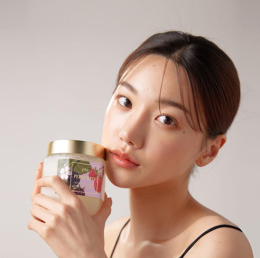 Perfumed Sugar Body Scrub 500g Botanical Berry + Silver Spoon