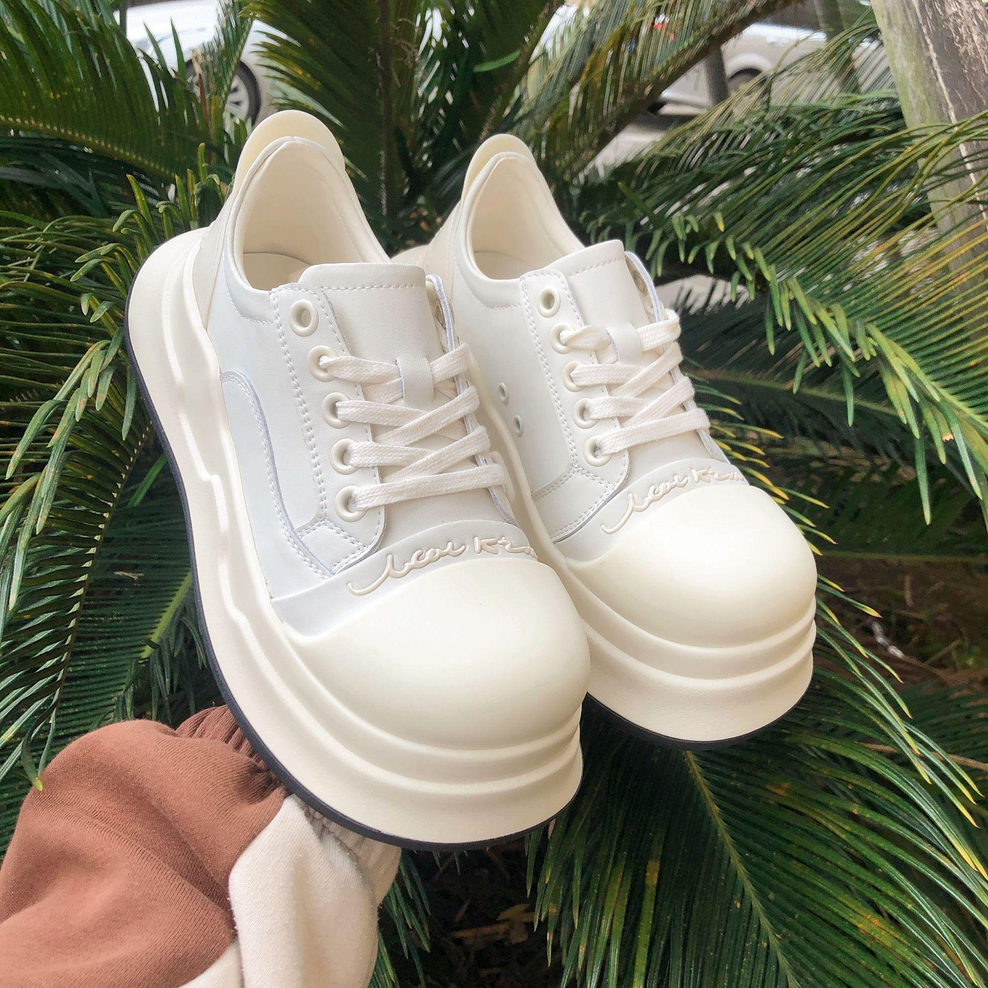 

Уродливо милые туфли на платформе для увеличения роста Микки черно-белые с большой головой женские 2025 новые кожаные универсальные повседневные спортивные туфли-хлебцы мужские 35 белый