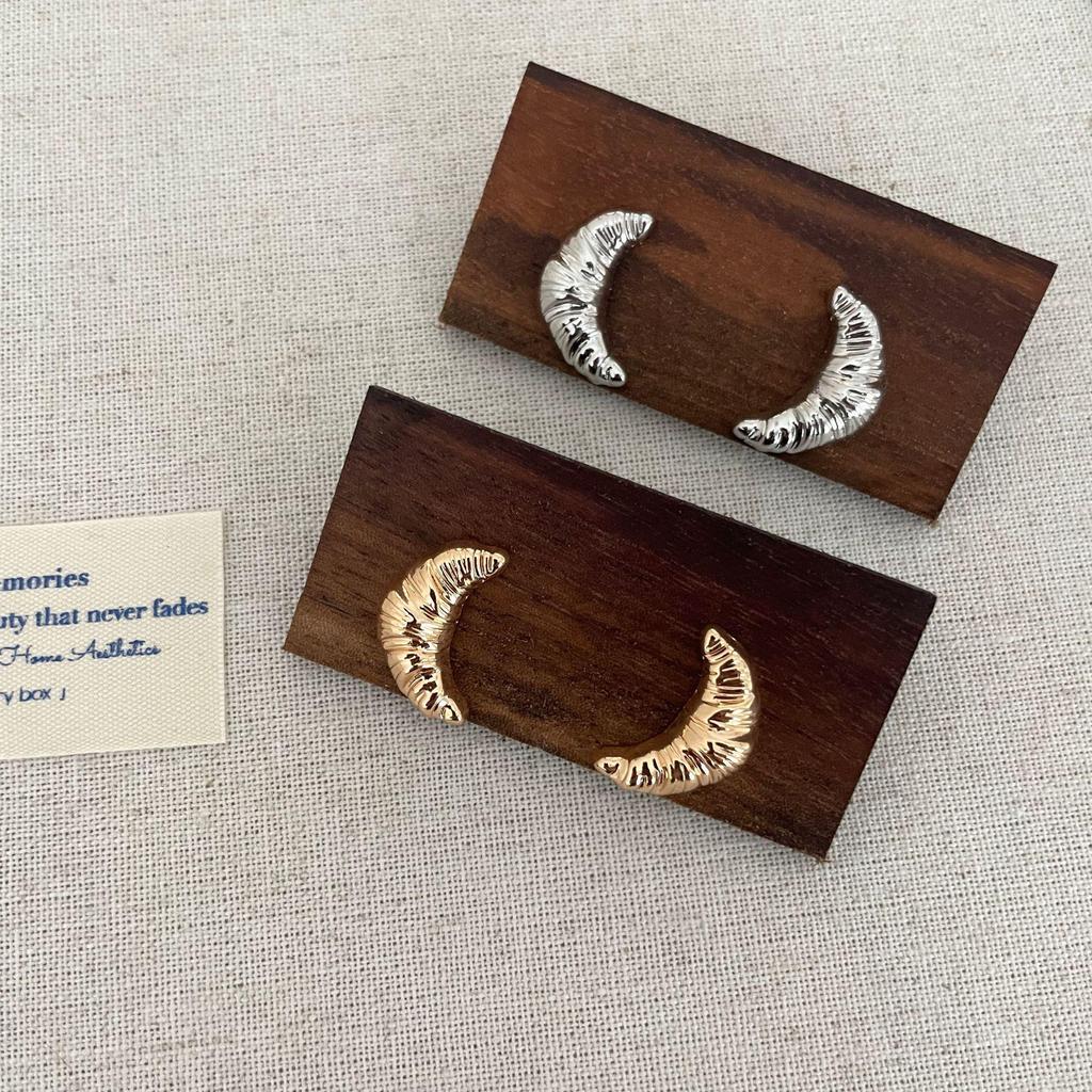 2024 Trendy Metal Crescent Croissant Stud Earrings for Women - Niche Cold Style Design