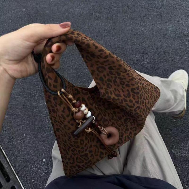 Autumn and winter new niche leopard print design triangle bag versatile commuting large capacity retro shoulder handbag