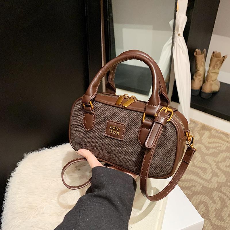 Single shoulder 2025 bowling casual retro bag niche portable winter new messenger bag women's fashion