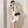 Novo Cheongsam Floral Sem Mangas Off-the-Shoulder com Botões de Sapo: Vestido Curto Acinturado, que Molda o Quadril, com Fenda para Mulheres - Estilo Verão