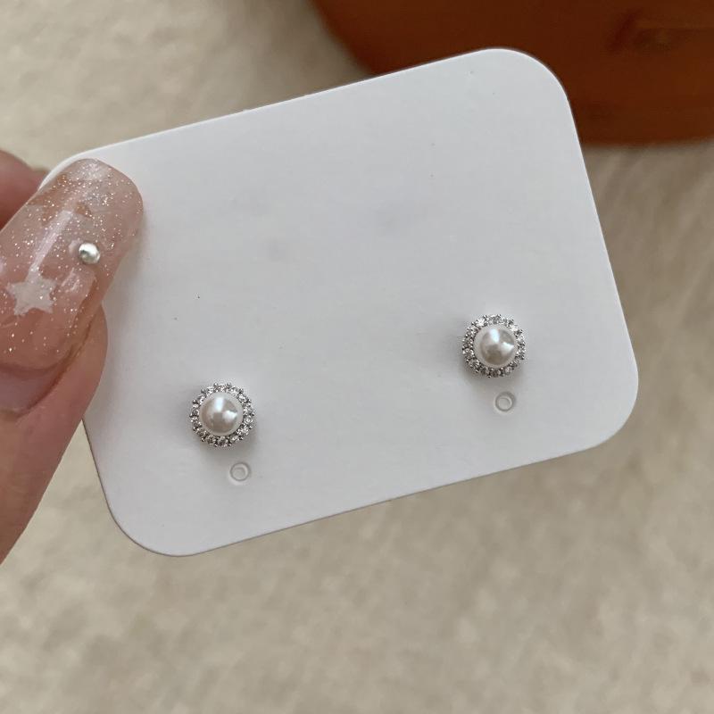 Korean Exquisite Pearl Zircon Earrings: Retro Fashion Design for Women