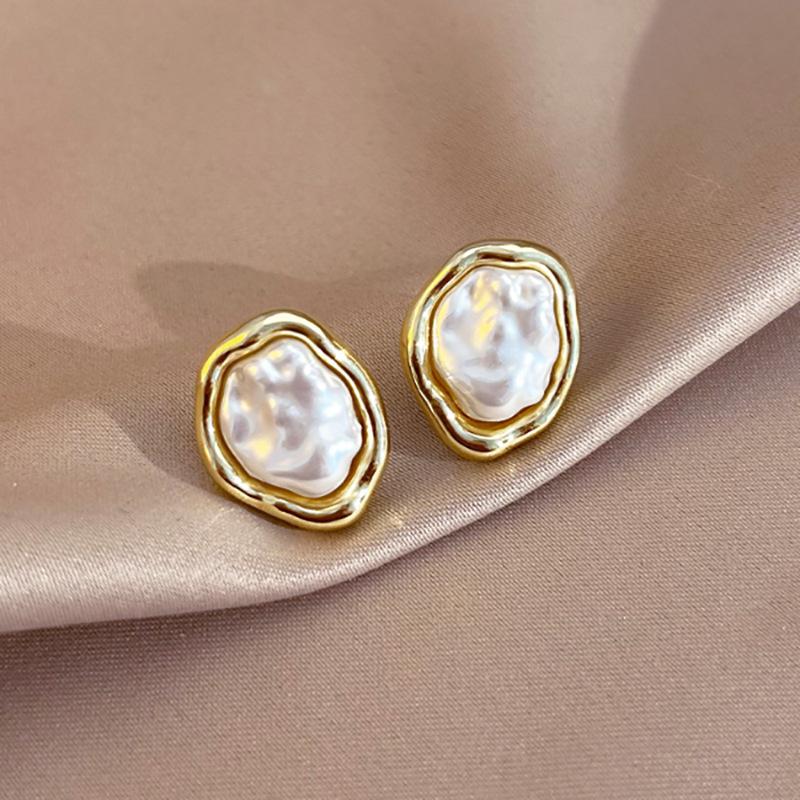 

Irregular pearl simple fashion ear clips retro Hong Kong style earrings light luxury high-end earrings women