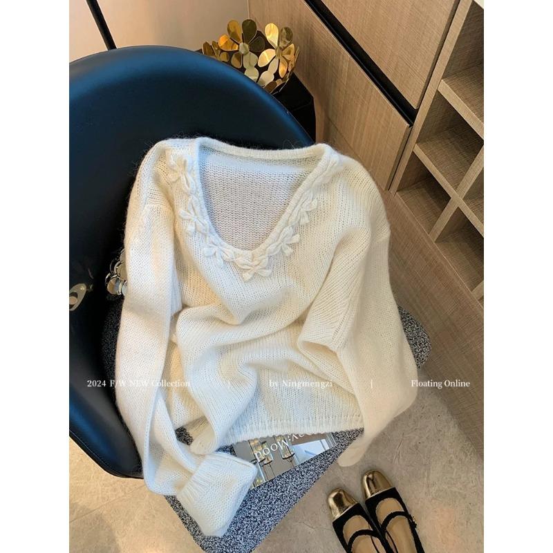 

Lazy wind white embroidered v-neck knitted sweater women s autumn and winter new chic age-reducing gentle top Han XL