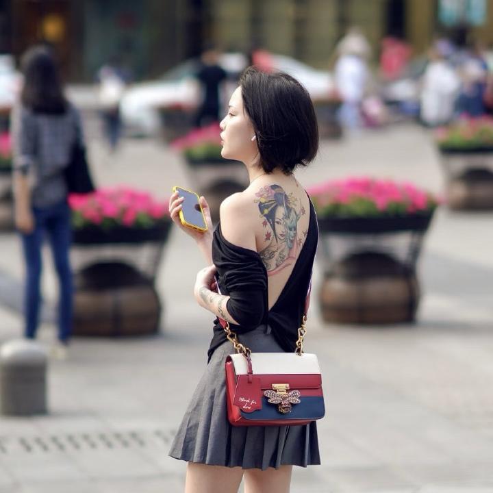 [Pre-Owned] Queen Margaret Multicolor Leather Bee Embellished Crossbody Bag - Excellent #1K1R29Q