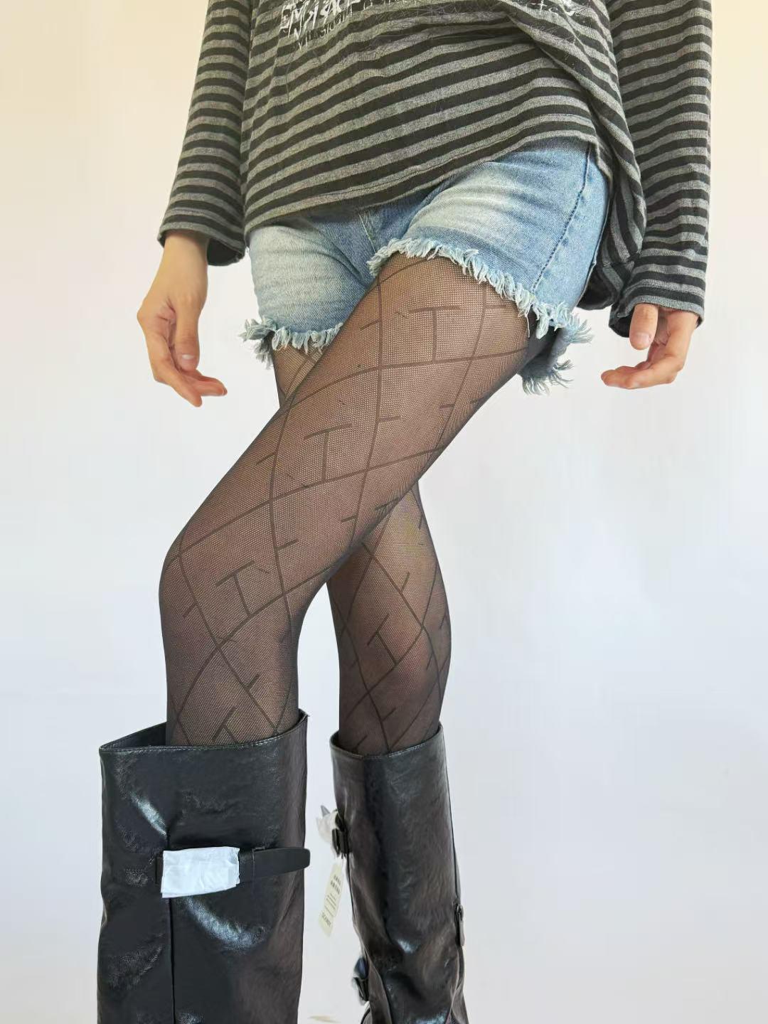 

Diamond Pattern Black Silk Tights: Slimming Gray Stockings for Women, Line Design, Versatile for Spring and Autumn, Enhancing Beautiful Legs. One Size чорний