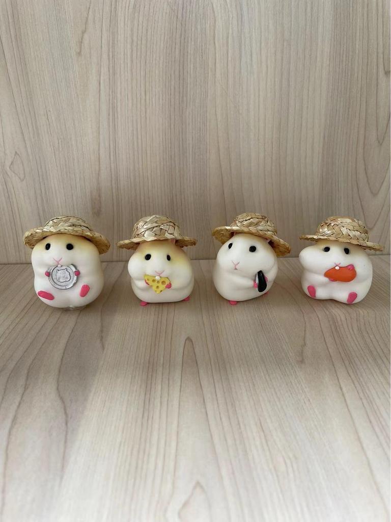 Peluche Criceto Scatola Cieca - Carino Ornamento per Auto con Cappello di Paglia
