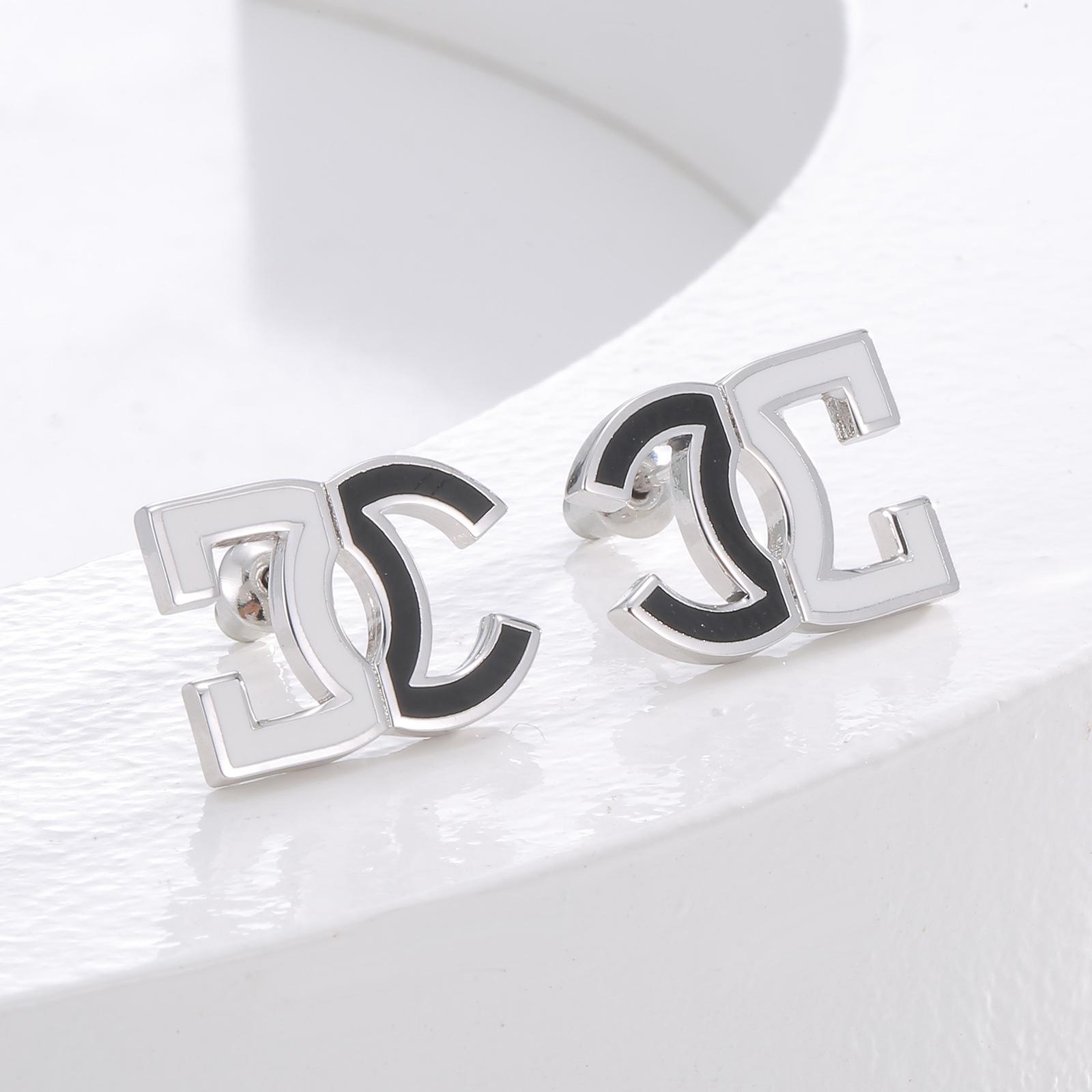 

Розкішні геометричні квадратні сережки-пусети різної ширини, жіночий нішевий дизайн, відчуття високого класу, портові сережки, популярні ретро-сережки 2025 року